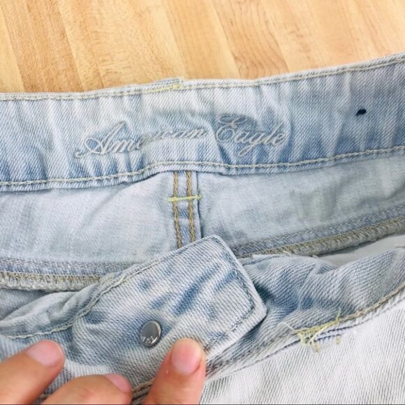 American Eagle Light wash distressed Denim short women Size 4 - Picture 9 of 16